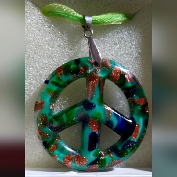 NIB Glittered Glass Peace Sign Pendant Green/Gold - Picture 3 of 10
